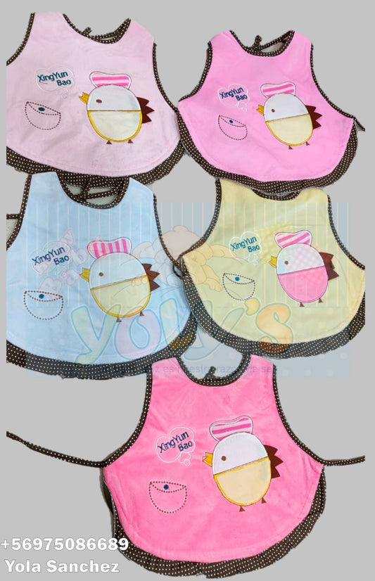 Babero plush y resguardo de plástico